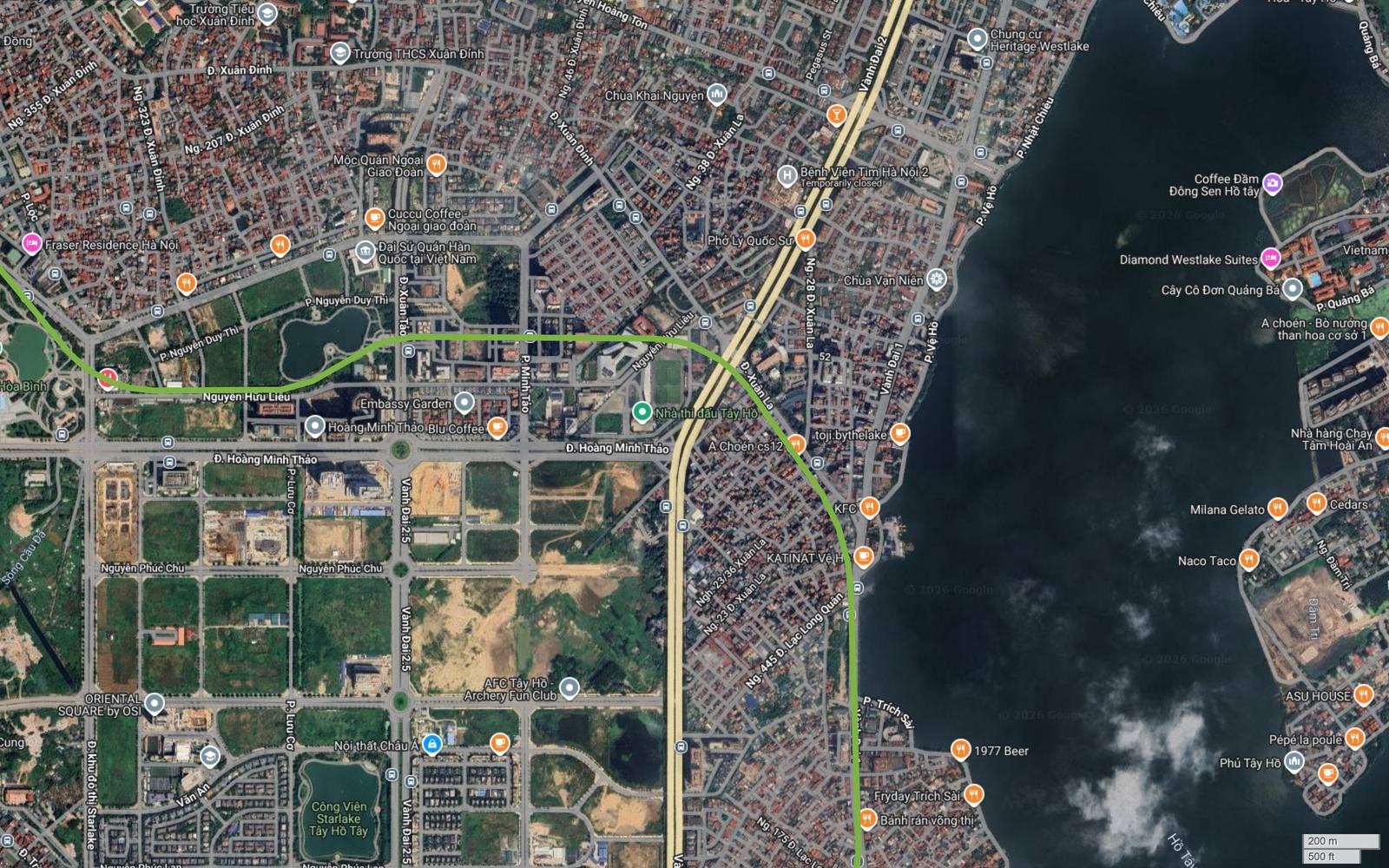 Ảnh vệ tinh đoạn metro số 11 ven Hồ Tây theo phố Trích Sài, dải đất giữa mép nước và dãy nhà chỉ chừng sáu đến tám chục mét