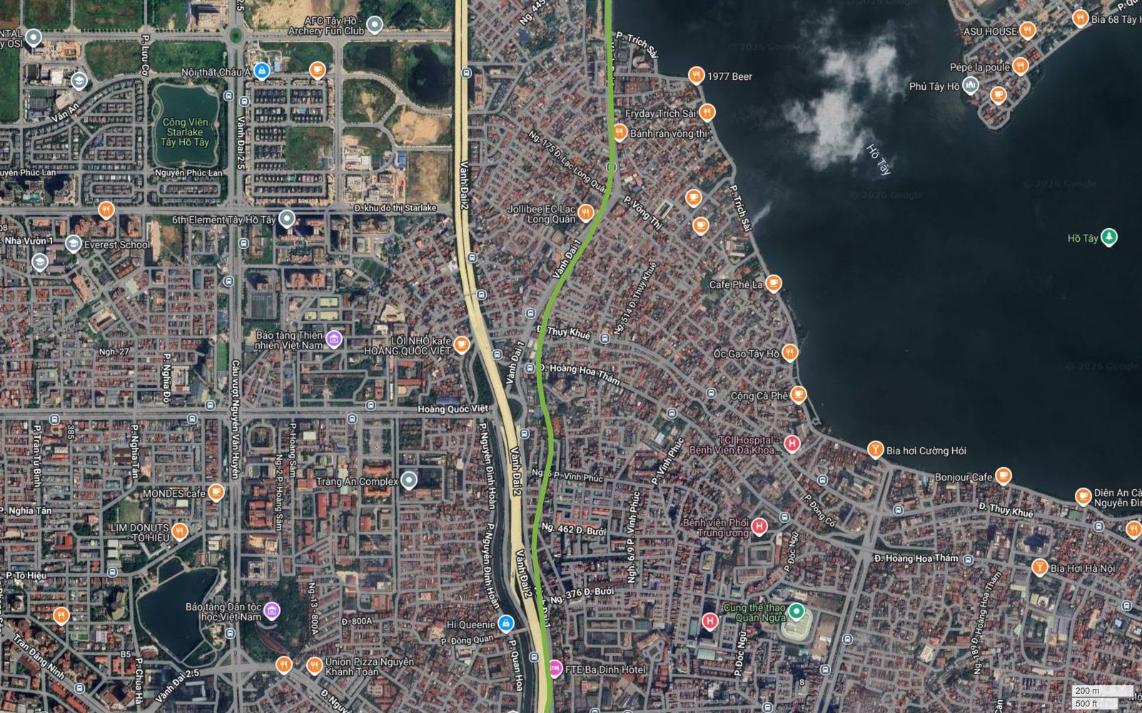 Ảnh vệ tinh đoạn metro số 11 chạy dọc trục Vành đai 2 đường Bưởi, nơi đường trên cao đã chiếm khoảng không phía trên sông Tô Lịch