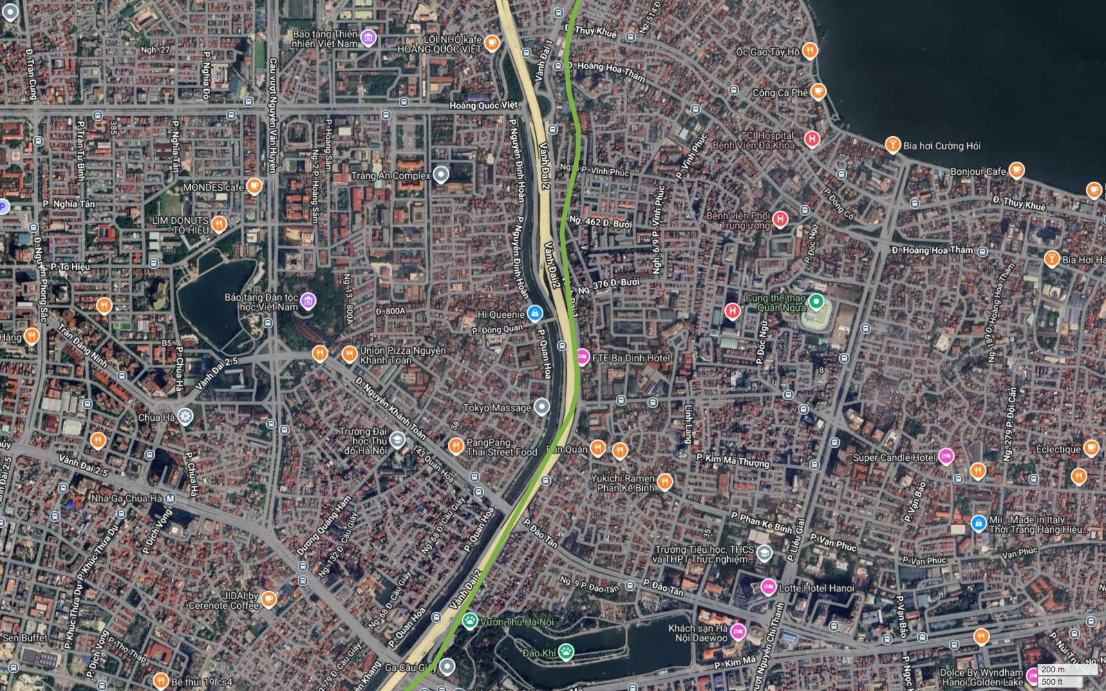 Ảnh vệ tinh nút Cầu Giấy nơi tuyến metro số 11 đi cạnh hai nhà ga tuyến số 3, sông Tô Lịch và đường Vành đai 2 trên cao
